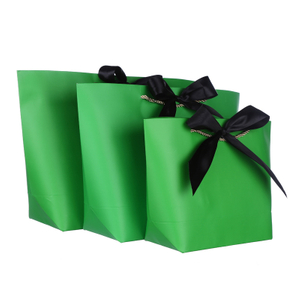 China Manufacturer Wholesale Fashion Shopping Paper Gift Bags With Ribbon
