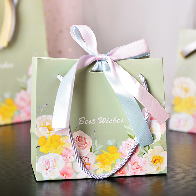 China Manufacturer Wholesale Paper Packaging Gift Bags With Ribbon Closure